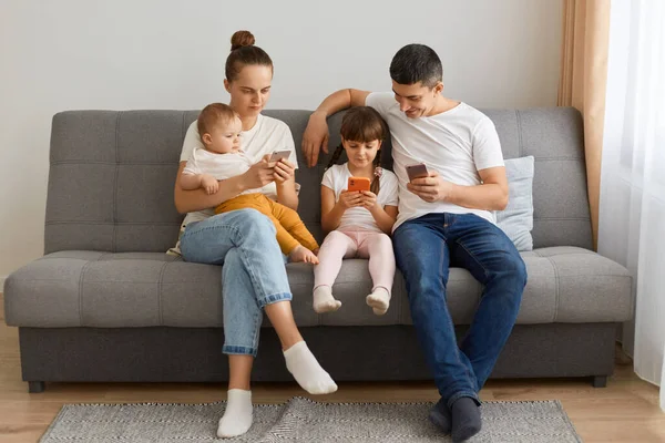 Indoor Shot Husband Wife Sitting Cough Children Using Cell Phones — Stock Photo, Image