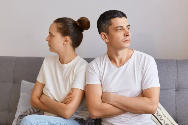 Indoor Shot Unhappy Young Woman Man Talking Quarrel Sitting Couch — Stock Photo, Image