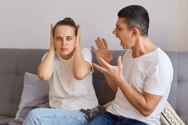 Image Young Woman Man Having Argument Sitting Sofa Screaming Husband — Stock Photo, Image