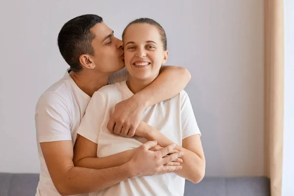 Indoor Tiro Marido Amoroso Abraçando Esposa Das Costas Enquanto Está — Fotografia de Stock