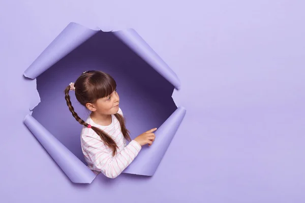 Imagem Menina Cabelos Escuros Vestindo Camisa Listrada Posando Buraco Papel — Fotografia de Stock