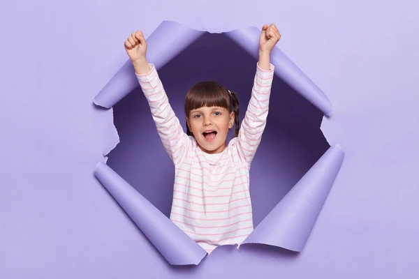 Disparo Horizontal Linda Niña Feliz Emocionada Con Camisa Rayas Pie —  Fotos de Stock