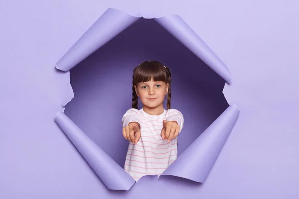 Imagem Grave Concentrada Menina Cabelos Escuros Com Tranças Olhando Através — Fotografia de Stock