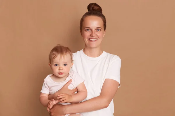 Retrato Madre Sonriente Satisfecha Sosteniendo Bebé Niña Familia Feliz Divirtiéndose —  Fotos de Stock