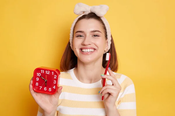 Tiro Horizontal Mujer Alegre Con Cabello Oscuro Sonríe Con Dientes — Foto de Stock