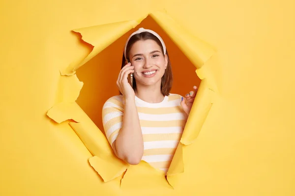 Obraz Uśmiechniętej Szczęśliwej Pozytywnej Kobiety Noszącej Koszulę Paski Opaskę Włosy — Zdjęcie stockowe