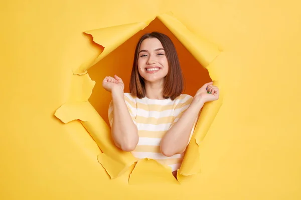 Fotografía Horizontal Una Mujer Feliz Sonriente Con Camisa Rayas Posando — Foto de Stock