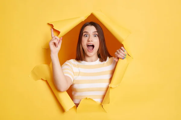 Retrato Mujer Hermosa Excitada Con Camisa Rayas Posando Agujero Papel — Foto de Stock