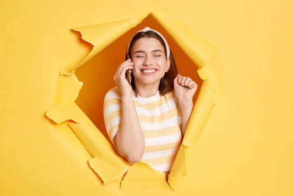 Внутрішній Знімок Усміхненої Задоволеної Жінки Смугастій Сорочці Зачісці Позує Жовтій — стокове фото