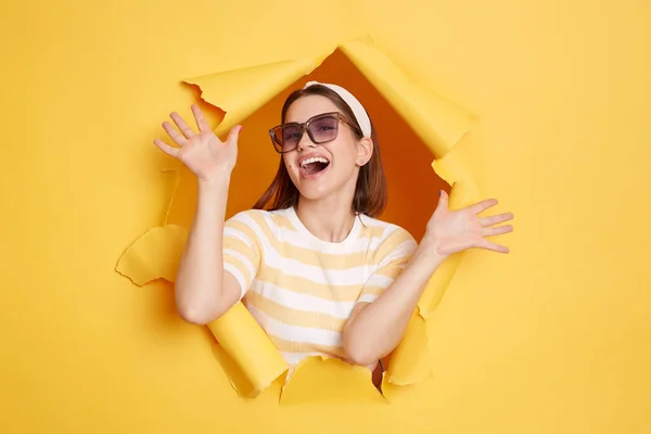 Retrato Una Atractiva Mujer Feliz Con Camisa Rayas Banda Pelo — Foto de Stock