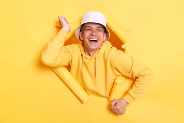 Πορτρέτο Του Ευτυχισμένου Άνδρα Που Φοράει Κίτρινη Κουκούλα Απλώνει Χέρια — Φωτογραφία Αρχείου
