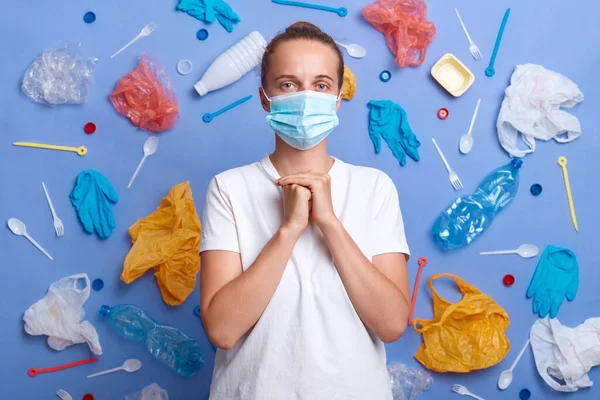 Donna Caucasica Indossando Maschera Protettiva Shirt Bianca Piedi Contro Muro — Foto Stock