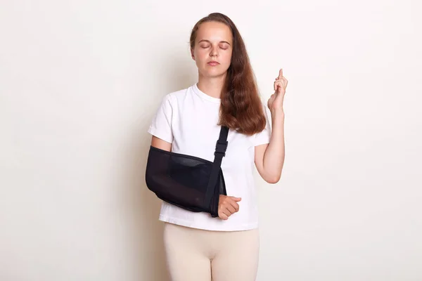 Unhealthy Arm Broken Caucasian Woman Arm Sling Supported Her Hand — Stockfoto