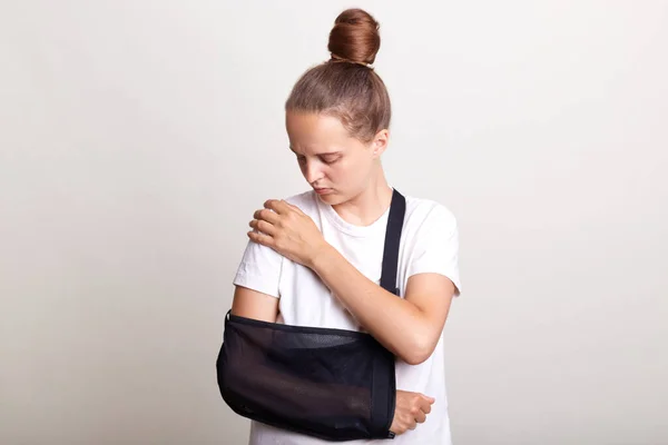 Indoor Shot Unhealthy Woman Wearing Casual Shirt Standing Arm Sling — Stockfoto