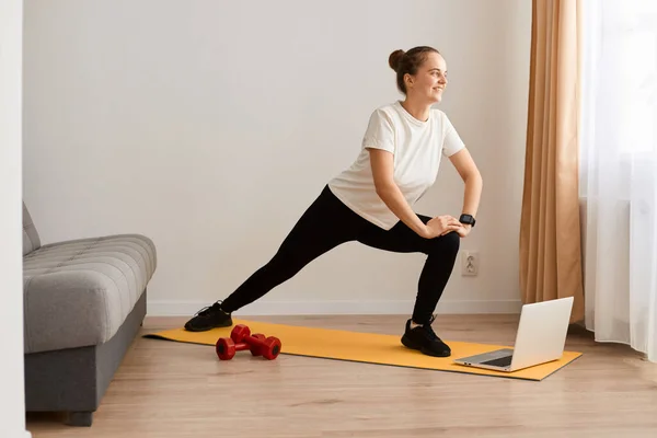 Side View Portrait Woman Doing Fitness Home Watching Fitness Videos — Stock Photo, Image