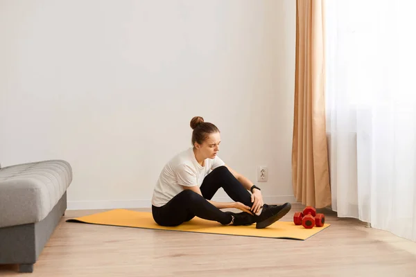 Full Length Portrait Unhealthy Woman Sitting Yoga Mat Doing Exercise — Stock Photo, Image