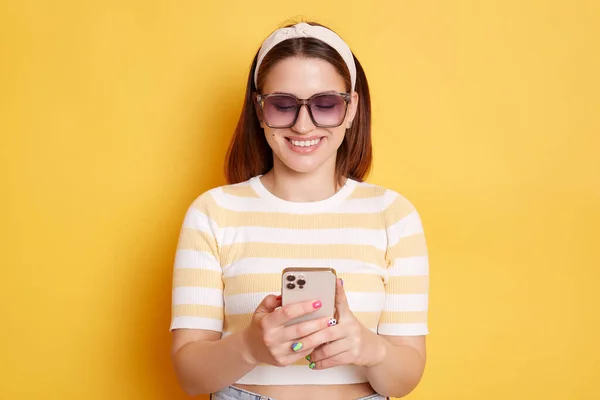 Indoor Shot Mujer Sonriente Encantada Con Gafas Sol Camiseta Rayas — Foto de Stock