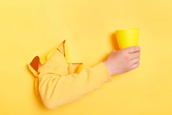 Humano Sosteniendo Mano Taza Café Agua Aislado Través Pared Amarilla — Foto de Stock