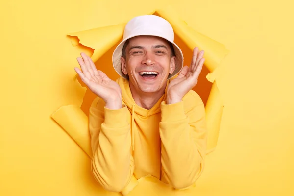 Εικόνα Του Ευχαριστημένος Εξαιρετικά Χαρούμενος Άνθρωπος Φορώντας Κουκούλα Και Παναμά — Φωτογραφία Αρχείου