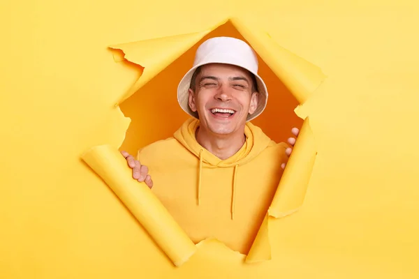 Πορτρέτο Του Εξαιρετικά Χαρούμενος Άνθρωπος Φορώντας Κουκούλα Και Παναμά Γελώντας — Φωτογραφία Αρχείου