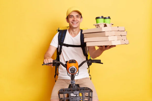 Encantado Mensajero Caucásico Bicicleta Sosteniendo Cajas Pizza Cartón Tazas Café — Foto de Stock