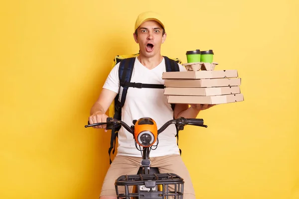 Portrait Shocked Courier Man Bike Holding Carton Pizza Boxes Disposable — Stock fotografie