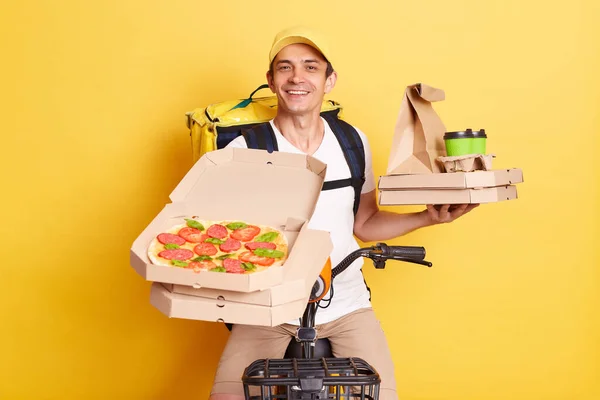 Portrait Friendly Courier Man Bike Showing Pizza Client Holding Disposable — Stock fotografie