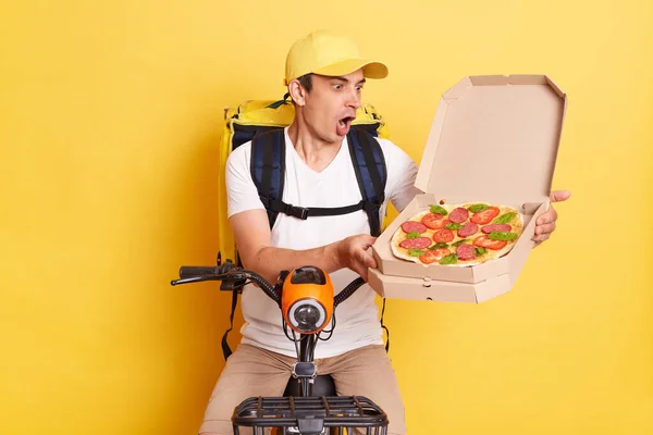 Vnitřní Záběr Šokovaného Kurýra Kole Otevře Krabici Pizzy Uvědomí Plete — Stock fotografie