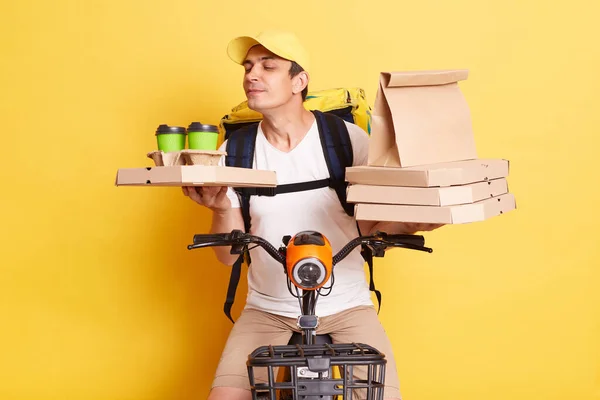 Satisfied Deliveryman Bicycle Holding Paper Parcel Pizza Boxes Disposable Coffee — Stock fotografie