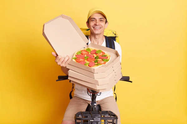 Horizontal Shot Joyful Courier Man Holding Opened Carton Pizza Box — Stock fotografie