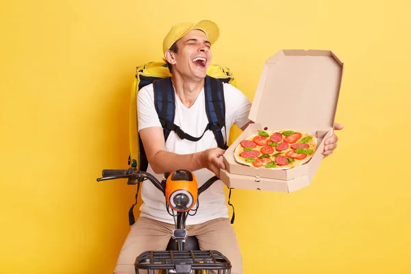 Vtipný Optimistický Kurýr Kole Drží Krabici Pizzy Směje Vyjadřuje Pozitivní — Stock fotografie