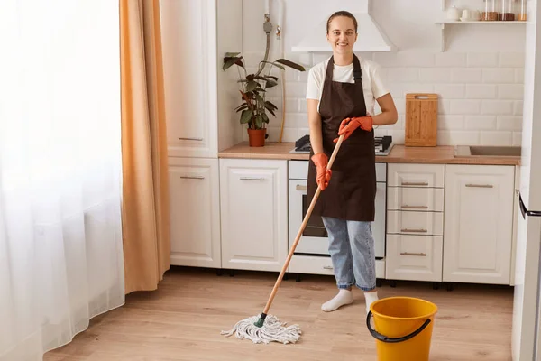 Полный Портрет Привлекательной Веселой Трудолюбивой Женщины Делающей Быструю Домашнюю Работу — стоковое фото