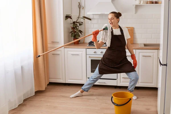 Indoor Shot Happy Positive Housewife Cleaning Her Flat Washing Floor — Stockfoto