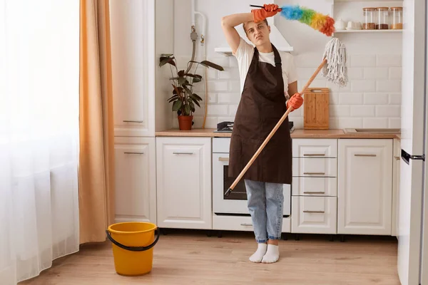 Retrato Una Mujer Caucásica Cansada Lavando Piso Limpiándose Frente Cocina —  Fotos de Stock