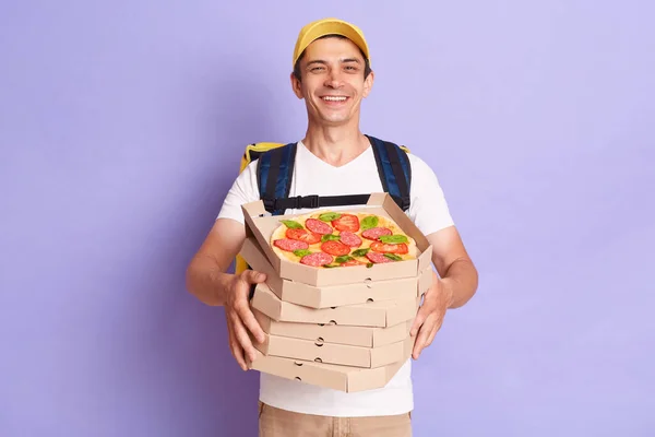 Atractivo Repartidor Caucásico Positivo Con Camiseta Gorra Sosteniendo Cajas Pizza — Foto de Stock
