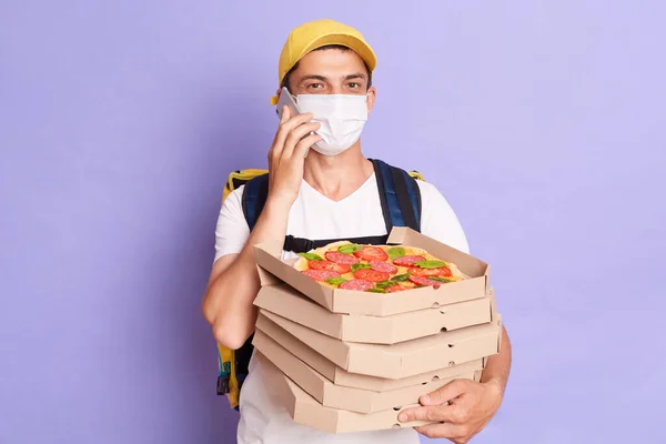 Courrier Homme Portant Shirt Masque Protection Tenant Des Boîtes Pizza — Photo