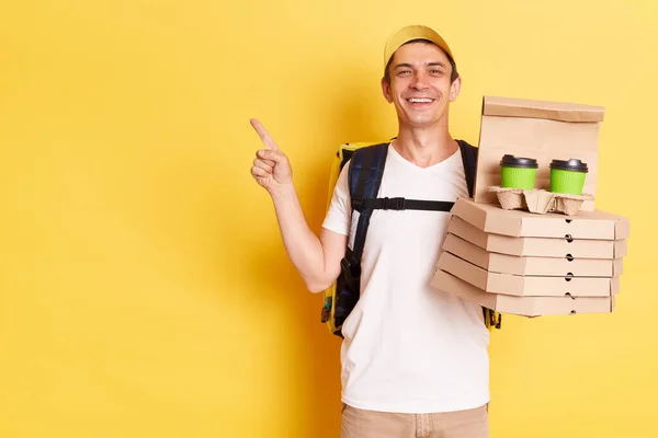 Radostně Usměvavý Doručovatel Tričku Čepici Držící Krabice Pizzy Odnášející Nápoj — Stock fotografie