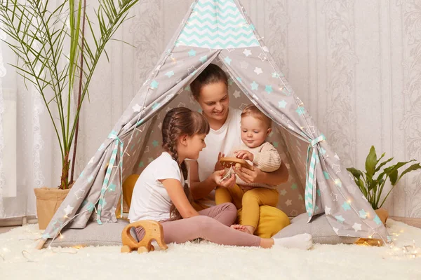 Indoor Shot Mother Two Kids Sitting Together Wigwam Teepee Home — Stock Photo, Image