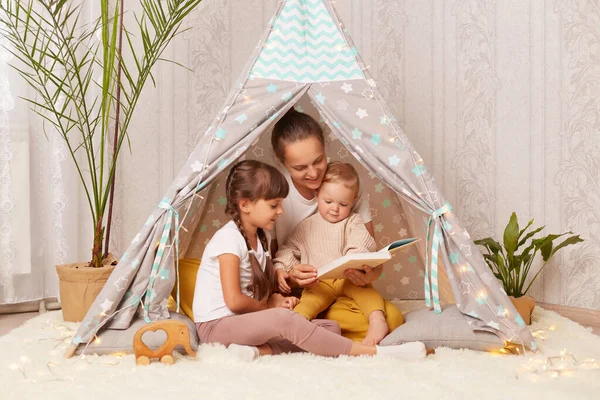 Image Woman Her Little Daughters Reading Book Hovel Home Caucasian — Stock Photo, Image