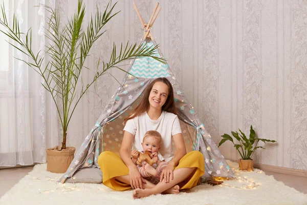 Horizontal Shot Smiling Beautiful Woman Sitting Her Toddler Daughter Mother — ストック写真