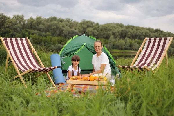 Portrait Happy Optimistic Young Woman Little Girl Sitting Blanket Tent — Φωτογραφία Αρχείου