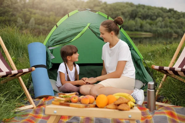 Attractive Pleasant Looking Mother Her Daughter Having Picnic River Together — Φωτογραφία Αρχείου