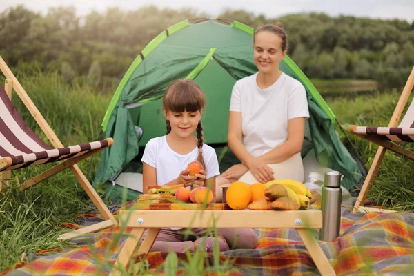 Porträt Von Mutter Und Ihrer Niedlichen Tochter Mit Zöpfen Beim — Stockfoto