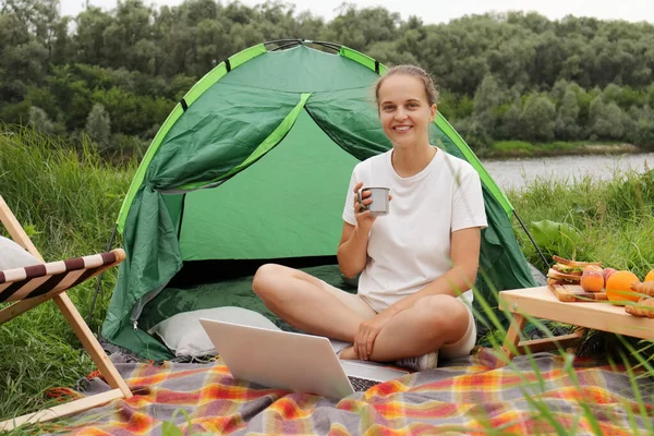 Outdoor Shot Smiling Happy Woman Freelancer Sitting Ground Blanket Drinking — Φωτογραφία Αρχείου