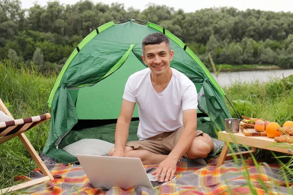 Outdoor Young Adult Man Tourist Freelancer Working Online Laptop Outdoors — Φωτογραφία Αρχείου