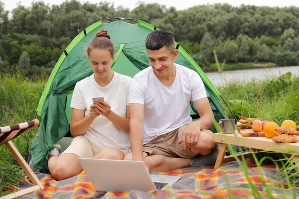 Outdoor Portrait Young Pretty Hiker Couple Sitting Tent Looking Laptop — Φωτογραφία Αρχείου