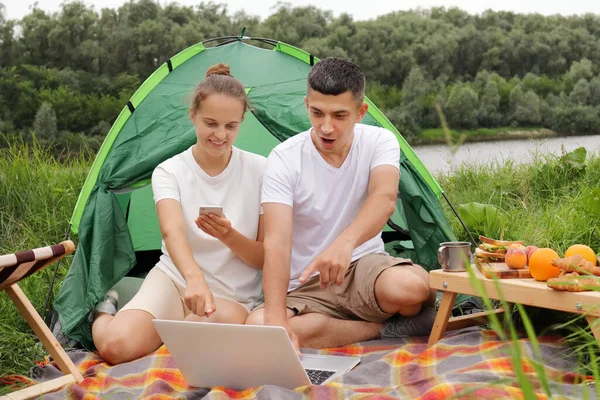 Outdoor Shot Young Family Sitting Ground Tent Using Laptop Man — 图库照片