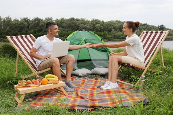 Outdoor Portrait Smiling Couple Relaxing River Folding Arm Chairs Tent — Φωτογραφία Αρχείου