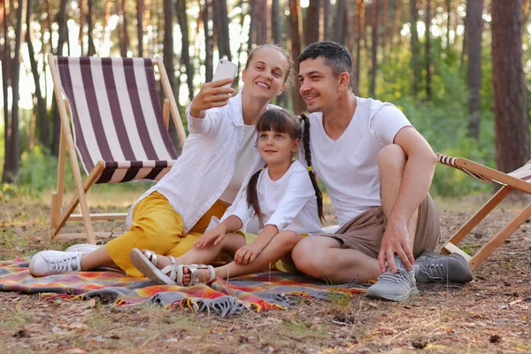 Outdoor Shot Happy Couple Daughter Sitting Blanket Ground Middle Forest — Stok Foto
