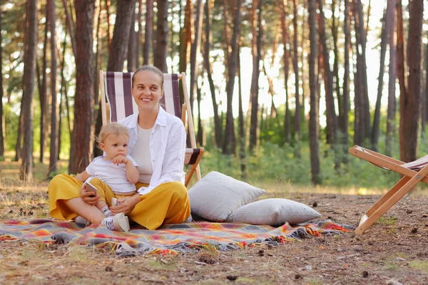 Portrait Happy Young Mother Sitting Blanket Forest Her Infant Baby — Stok Foto